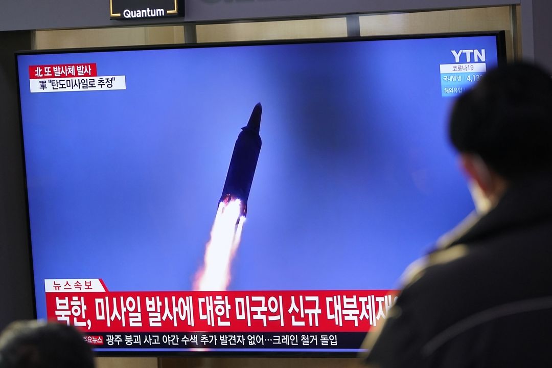 Jihokorejci sledují na obrazovce záběry severokorejské střely
