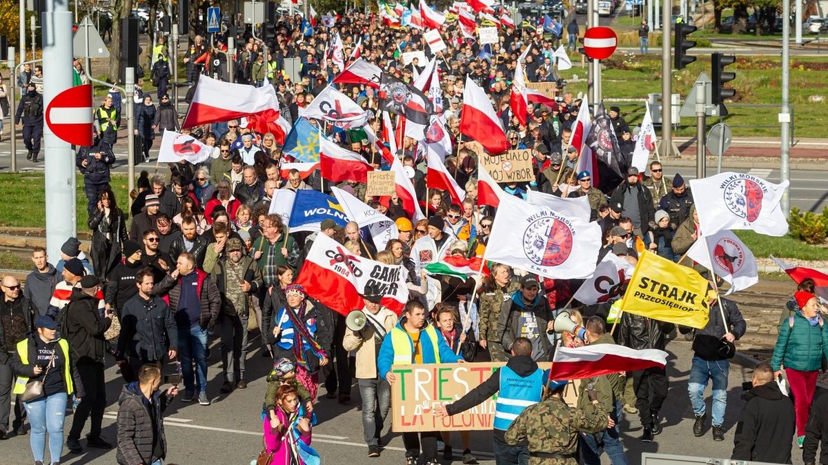 Protest proti koronavirovým opatřením v polském Gdaňsku. Ta jsou přitom ve srovnání s evropskými zeměmi spíše mírná.