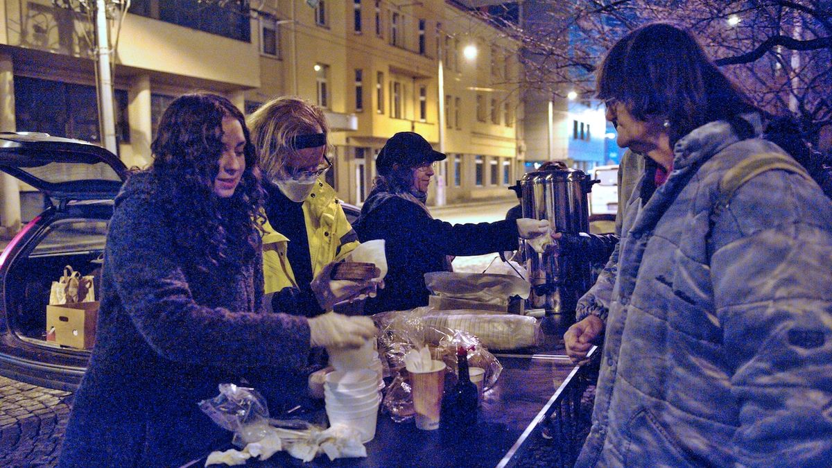 Za 40 korun nocleh, koupelna i večeře. Bezdomovcům v Hradci mohou lidé pomoci leženkami