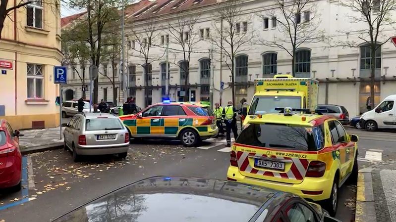 Řidič ujížděl v Praze policii, pak se dal na útěk
