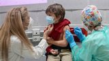 Evropa postupně spouští vakcinaci mladších dětí