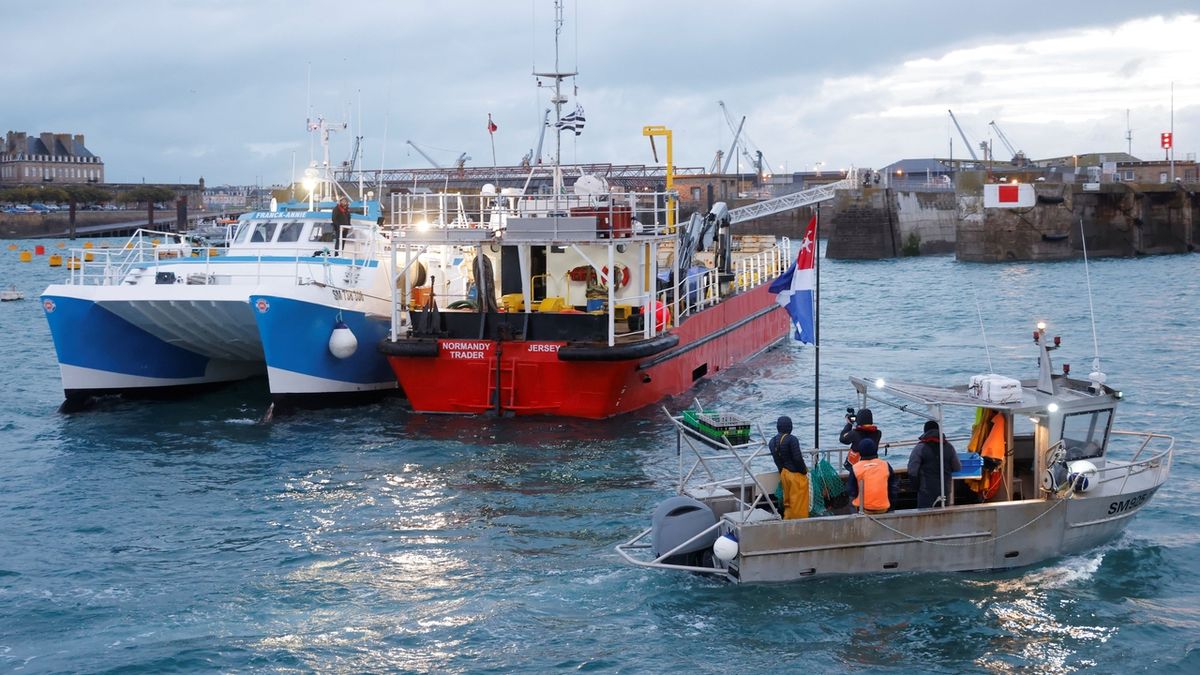 Francouzští rybáři protestují kvůli sporu o rybolov. Chystají blokádu přístavů i Eurotunelu