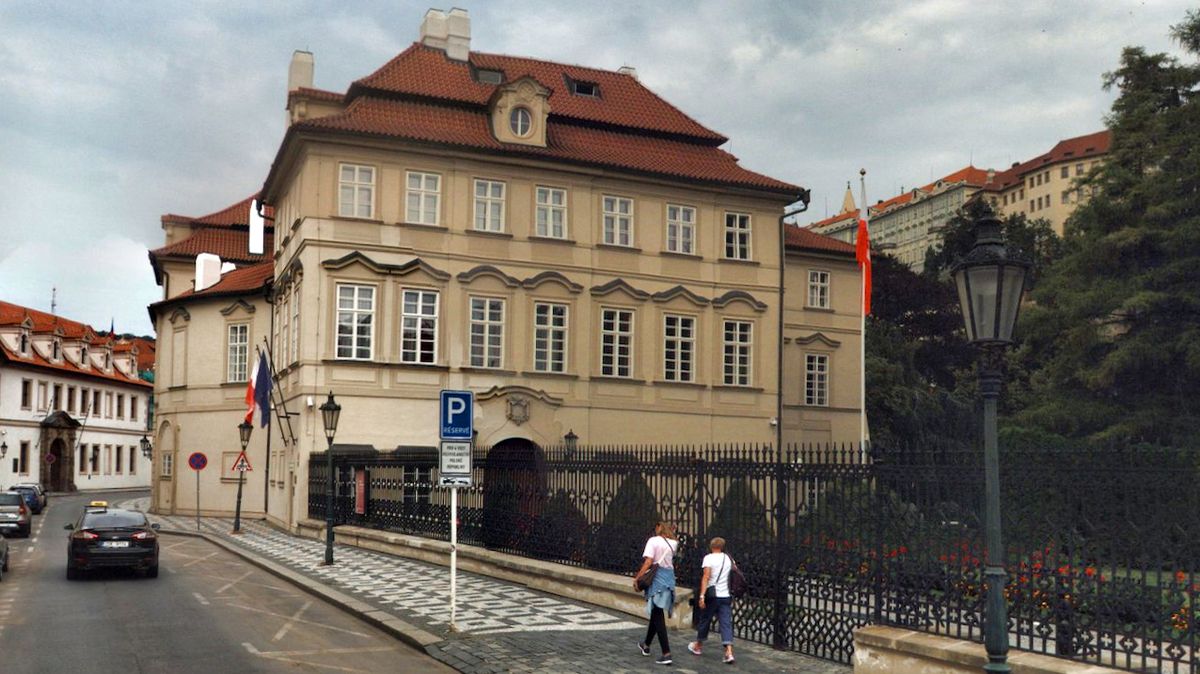 Na polskou ambasádu v Praze míří bývalý disident Jasiński