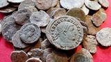 Jeden z největších pokladů římských mincí vykopali jezevci
