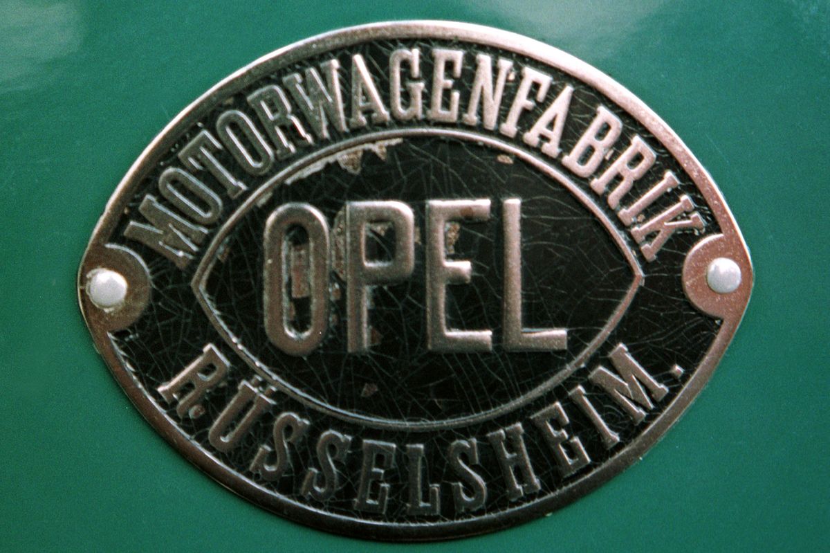 První logo Opelu jako výrobce automobilů
