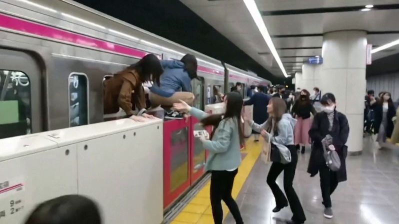 Lidé lezli z metra oknem. Joker si v Tokiu vybral k útoku záměrně zaplněný vlak