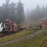 Kabinu museli hasiči nejprve dostat z nejprudší části svahu.