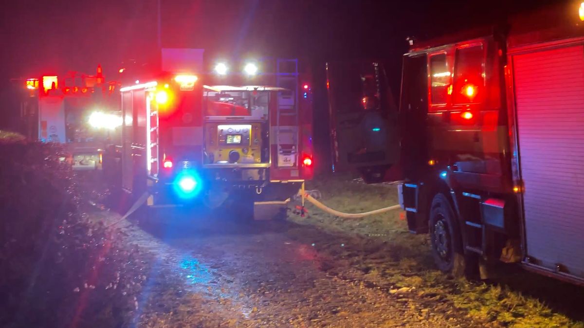 Hořící třicetimetrovou kůlnu v Železném Brodě hasiči zbourali, zásah trval sedm hodin
