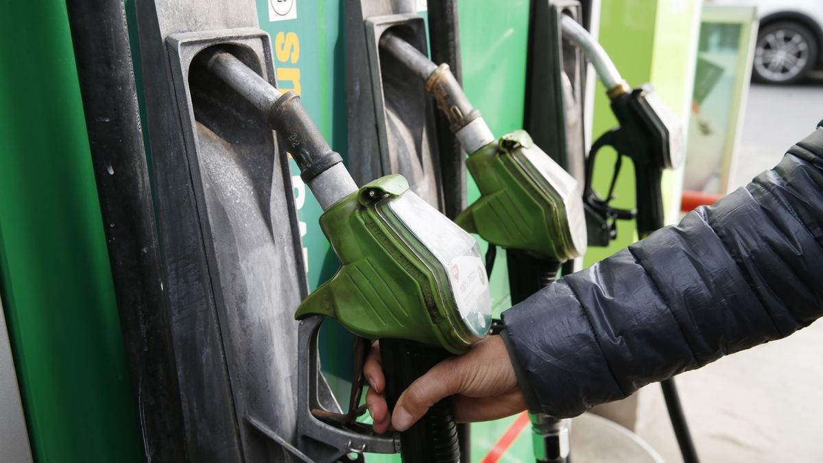 Snížila se daň u paliv, některé čerpací stanice už mění ceny
