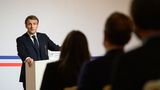 Macron chce před volbami tresty pro šiřitele dezinformací