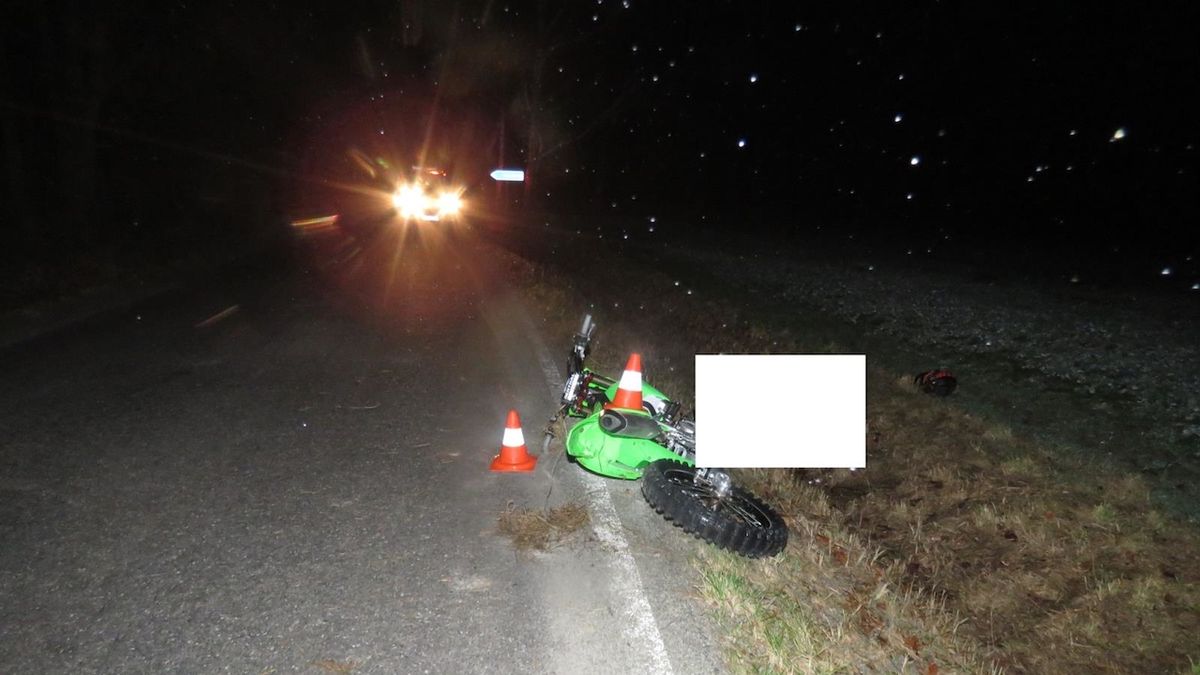 Noční nehodu na jihu Čech motocyklista nepřežil