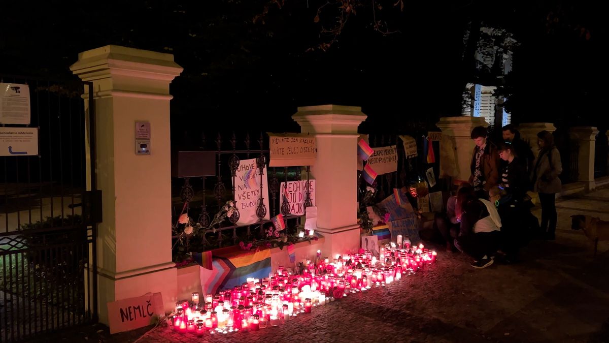 Lidé zapalují svíčky u slovenské ambasády v Praze za dva mrtvé v Bratislavě