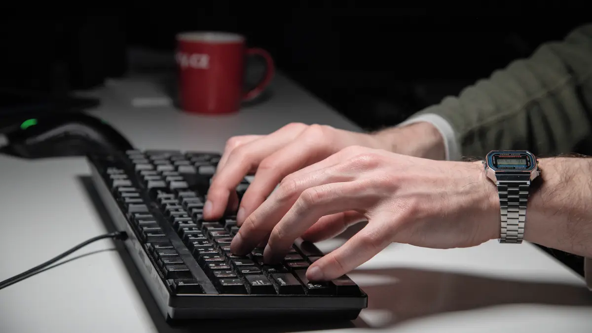 Investice snů se změnila v noční můru. Senior ze Slovácka přišel o 100 tisíc korun