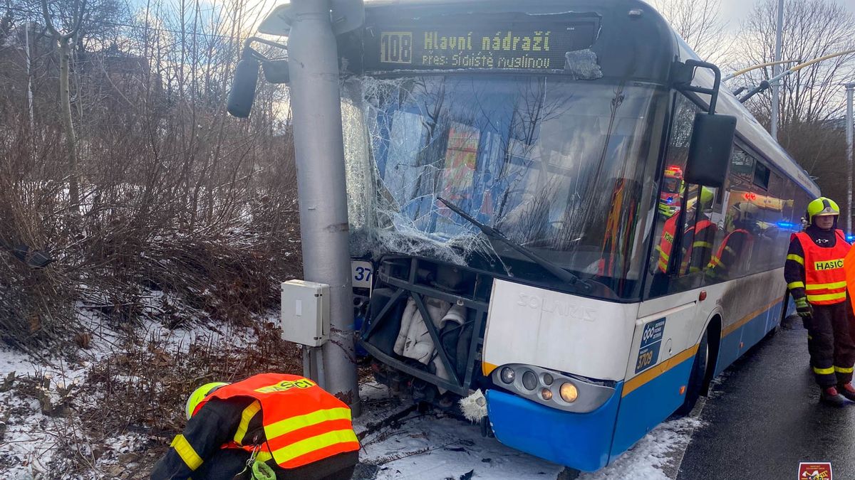 Trolejbus v Ostravě narazil do sloupu. Pět zraněných