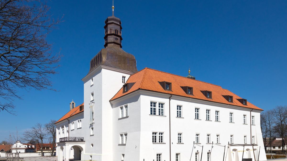 Pražské arcibiskupství chce prodat i zámek v Dolních Břežanech