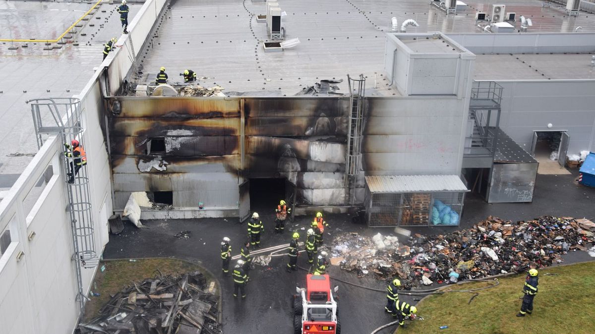 Obchoďák v Mariánských Lázních vzplál od kontejneru, požár za 20 milionů řeší policie