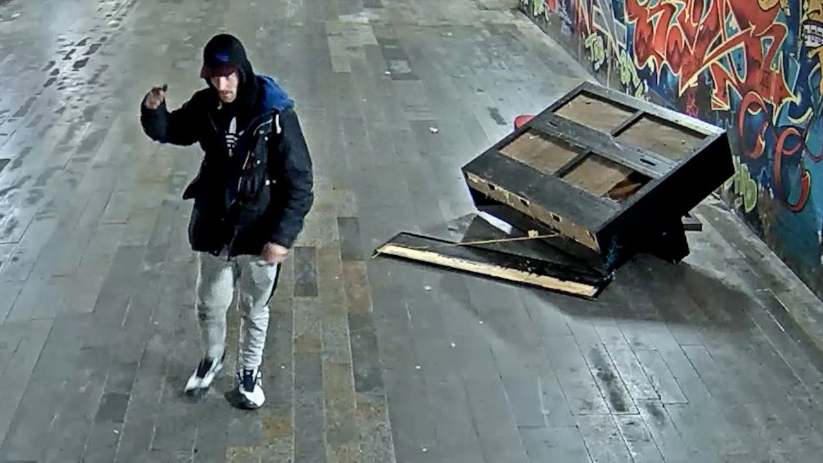 Vandal ve Frýdku-Místku poničil piano v podchodu, snímala ho kamera