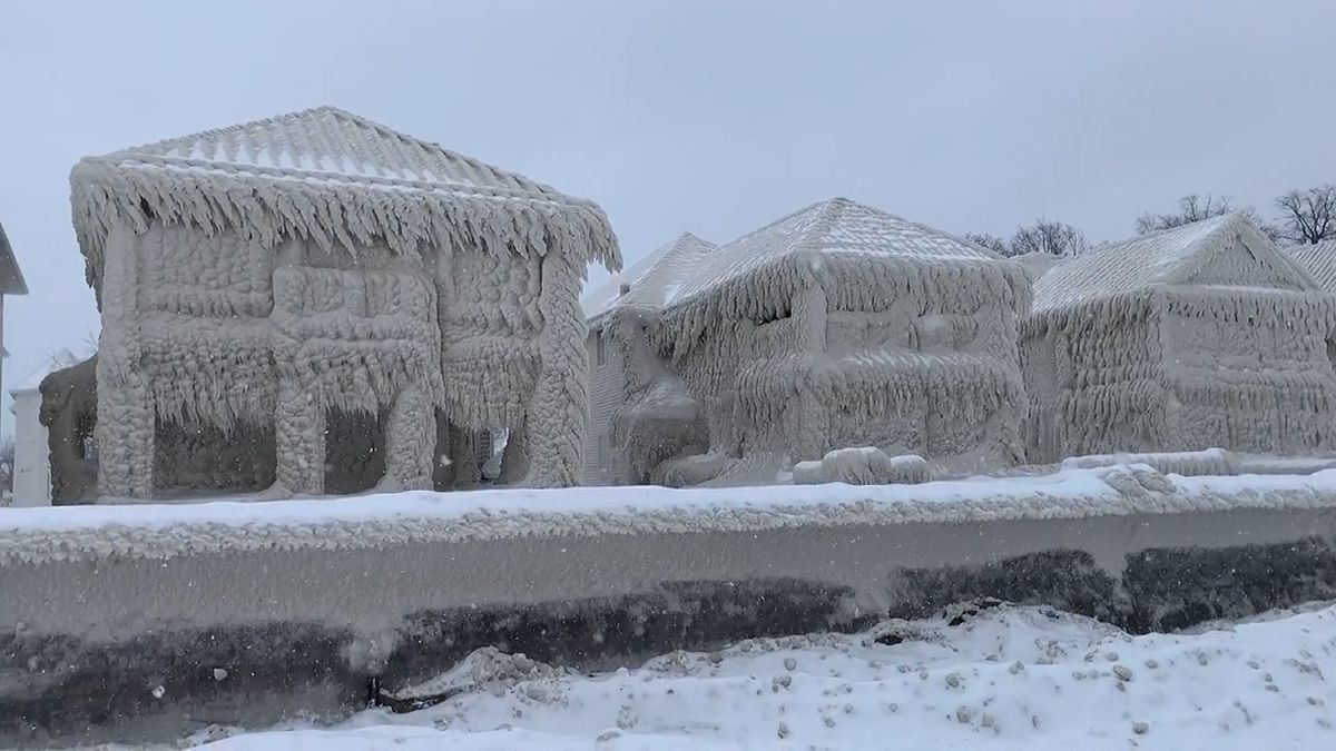 Zimní bouře v Kanadě proměnila rodinné domy v kusy ledu