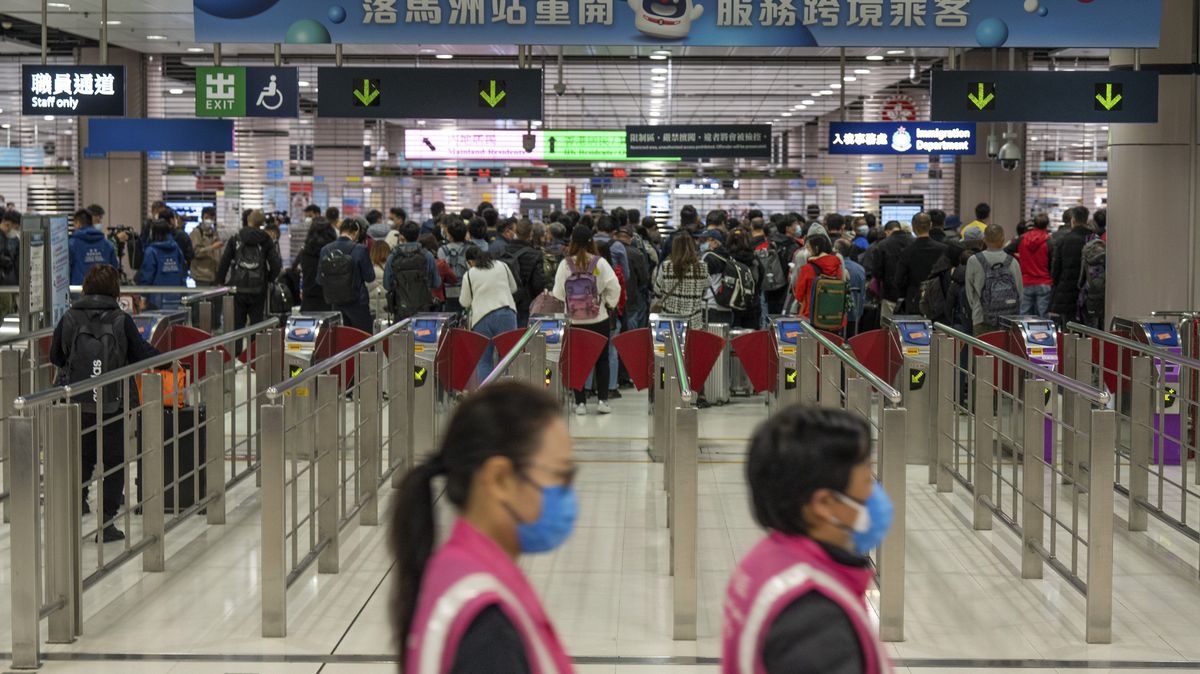 Čína po třech letech otevřela hranice, z Hongkongu vyrazily desetitisíce lidí