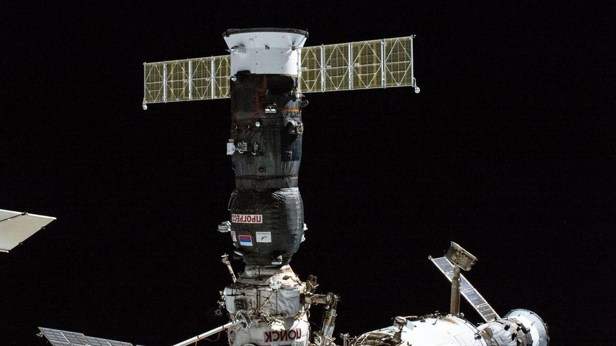 Naše zásobovací loď u ISS ztratila tlak, sdělil Roskosmos. Má jít o únik chladící kapaliny
