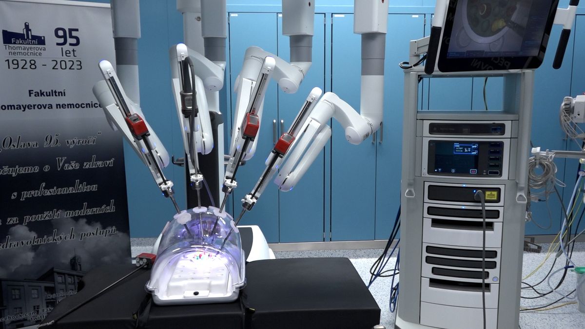 Větší přesnost i méně komplikací pro pacienty s nádory umožňuje robotické centrum v Thomayerově nemocnici