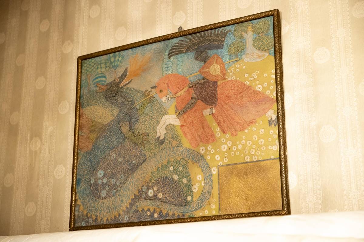 „Tenhle obraz mám hodně rád. Je na něm souboj svatého Jiřího s drakem. Řekla byste, že je to Mucha?“ ptá se mě Marcus Mucha.