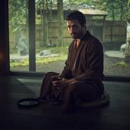 Šógun. John Blackthorne (Cosmo Jarvis), Brit, který se dostává do Japonska.