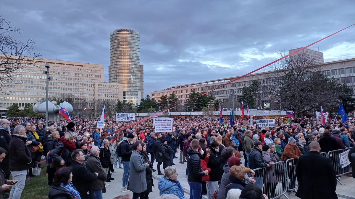 Tisíce lidí na Slovensku si připomínají 6 let od vraždy Jána Kuciaka