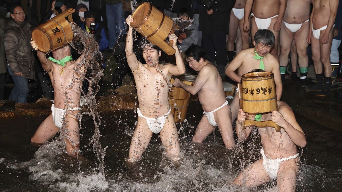 V Japonsku končí „nahatý festival“ s tisíciletou tradicí. Na vině je stárnoucí populace