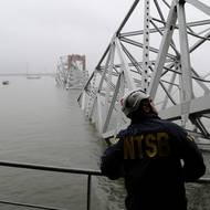 Pracovníci agentury NTSB (Národní úřad pro bezpečnost dopravy) zkoumají zřícený most Francis Scott Key v Baltimoru, 27. března 2024. Ke srážce došlo 26. března