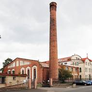Budova čistírny s komíny – levý komín sloužil k odtahu spalin z kotlů, pravý byl ventilační, pro účely odvětrání podzemních prostor.