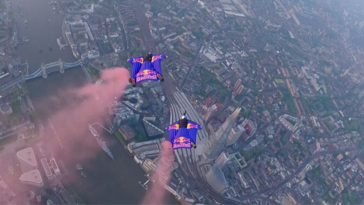 První na světě: Parašutisté prosvištěli londýnským mostem Tower Bridge