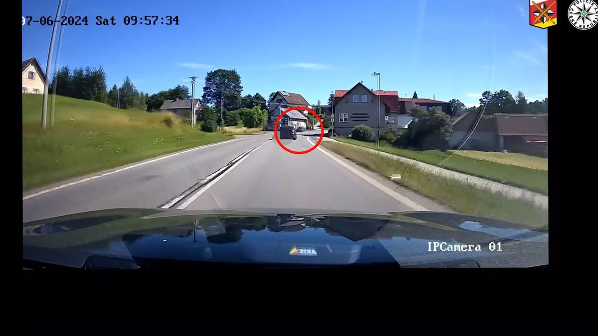 Mladík v BMW na Jičínsku riskantně předjel civilní vůz policie