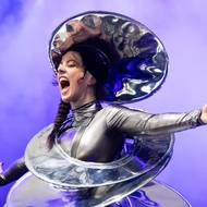 Zpěvačka kapely CUT_ na festivalu Colours of Ostrava