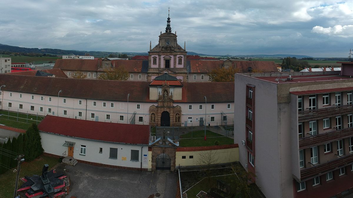 Policie zadržela ve věznici Valdice dozorce podezřelého z pašování drog