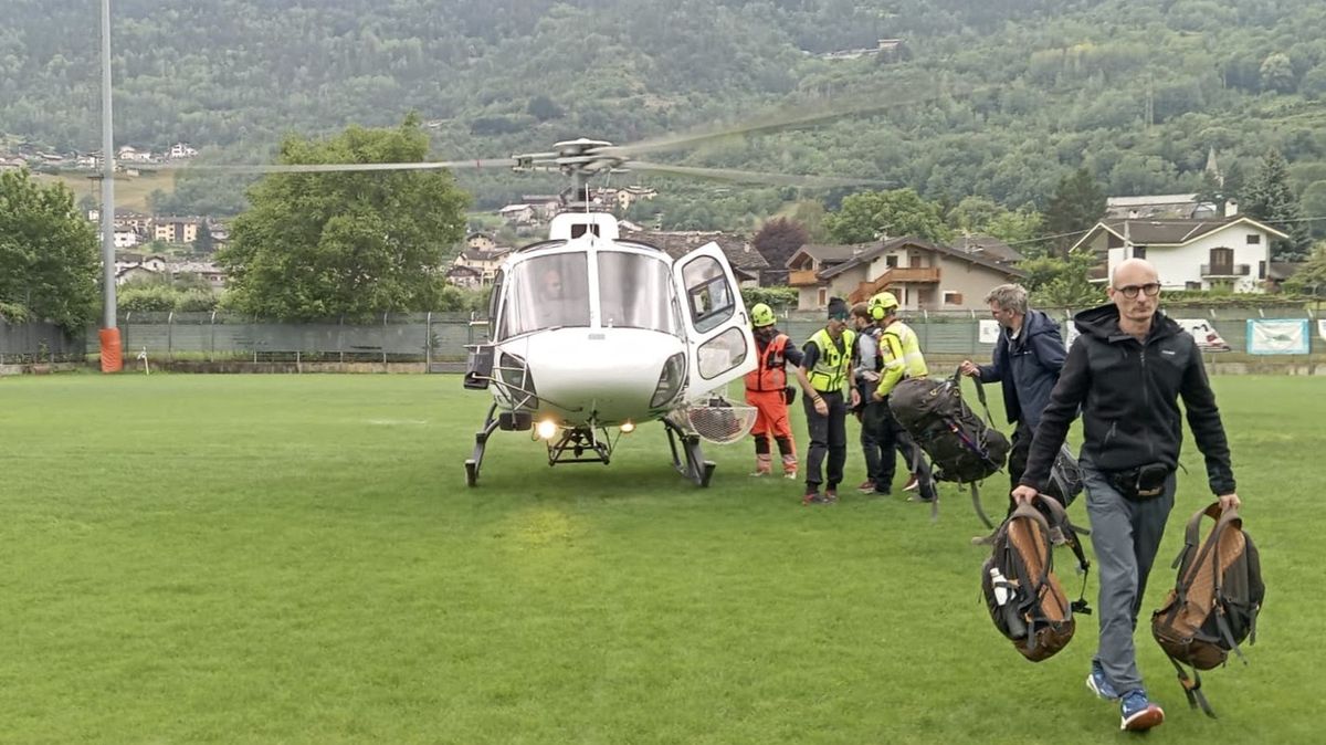 Z odříznutého města v Alpách italští záchranáři evakuovali vrtulníky 1800 lidí