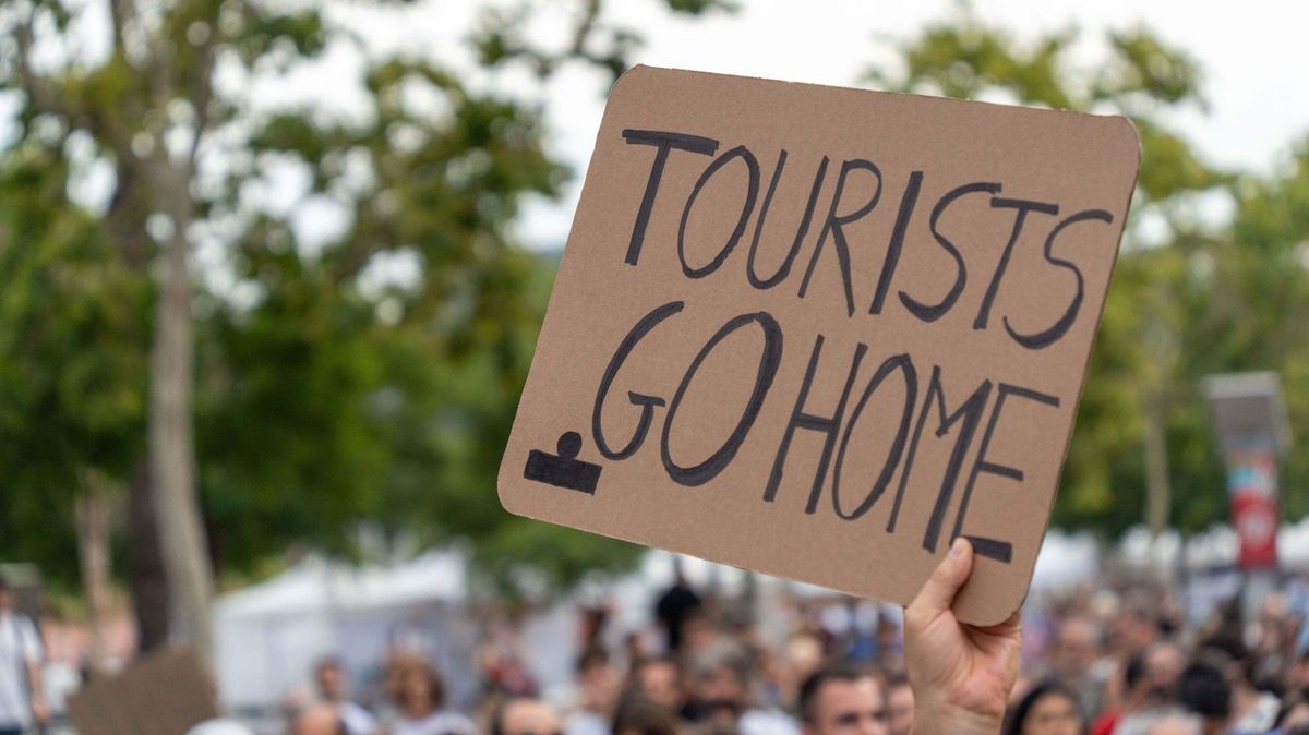 Vraťte se domů, máme vás plné zuby. Obyvatelé letovisek protestují proti masové turistice