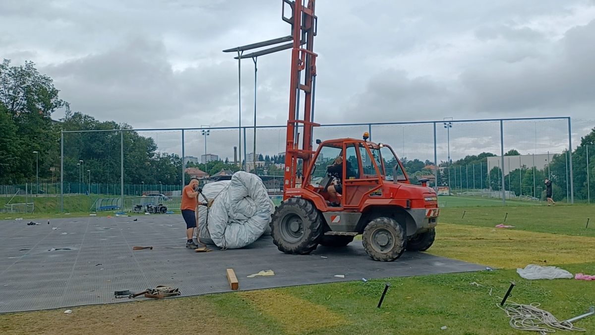 Sedmnáct zraněných po hromadné tlačenici na festivalu v Jihlavě. Dva jsou ve vážném stavu