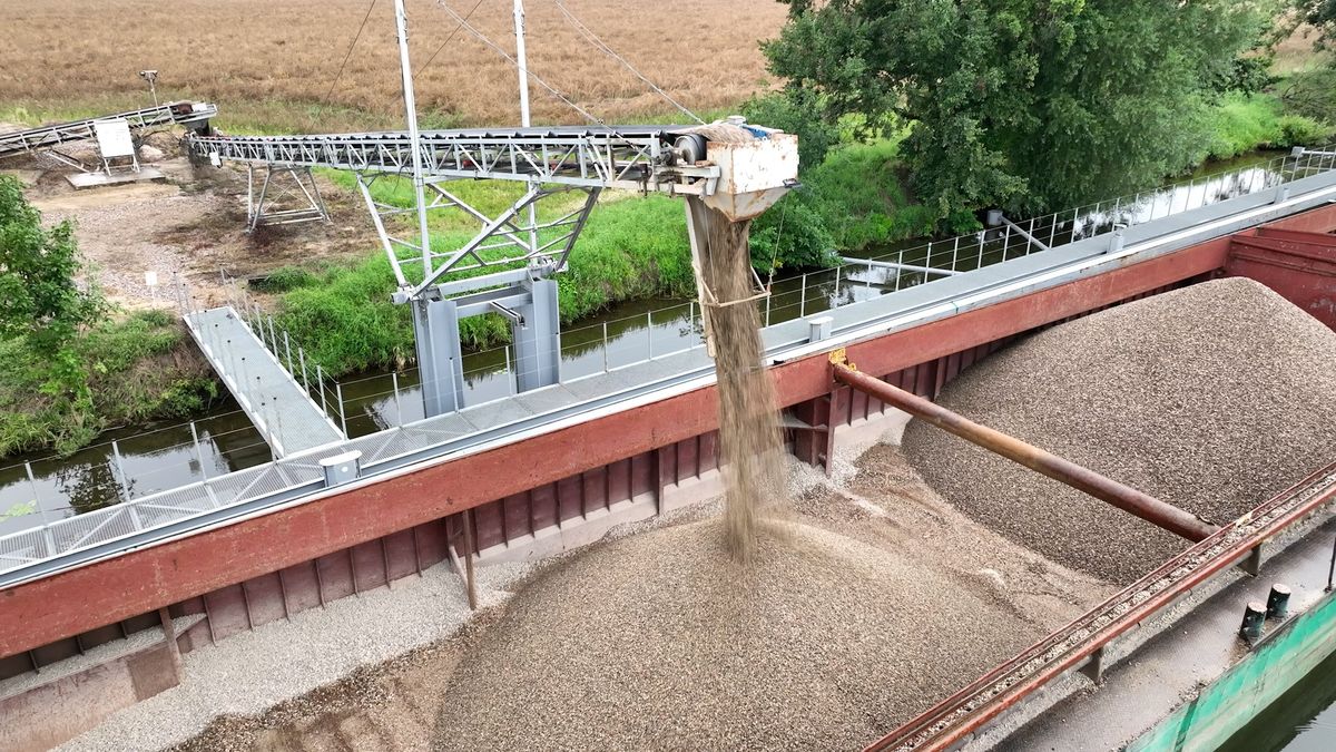 Jedna loď jako 40 náklaďáků. Natočili jsme unikátní přepravu písku pro velké stavby v Praze