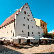 V budově někdejší sýpky, pozdější zbrojnice a skladu soli, se nachází restaurace.