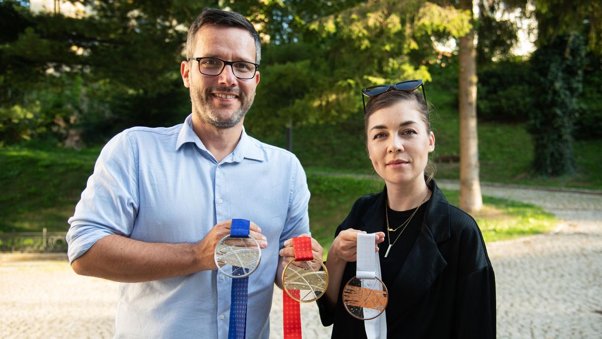 FOTO: Mistrovská práce českých sklářů. Ukázali medaile z hokejového MS a další poklady