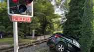 Auto se na přejezdu v Praze srazilo s vlakem. Zůstalo viset ze srázu