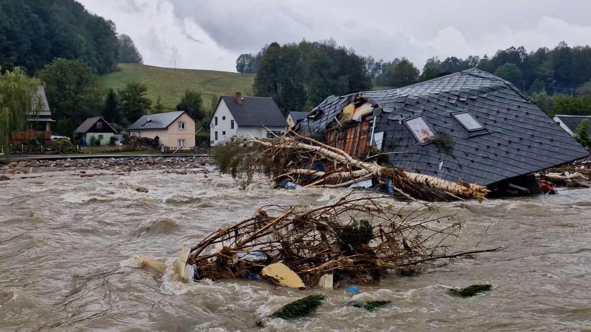 Na Jesenicku voda opadla, všichni se tam vzpamatovávají z hrůzy a začínají uklízet