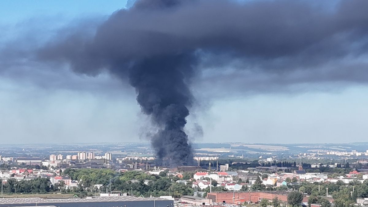 Požár ve Vítkovicích: Dým je vidět na několik kilometrů