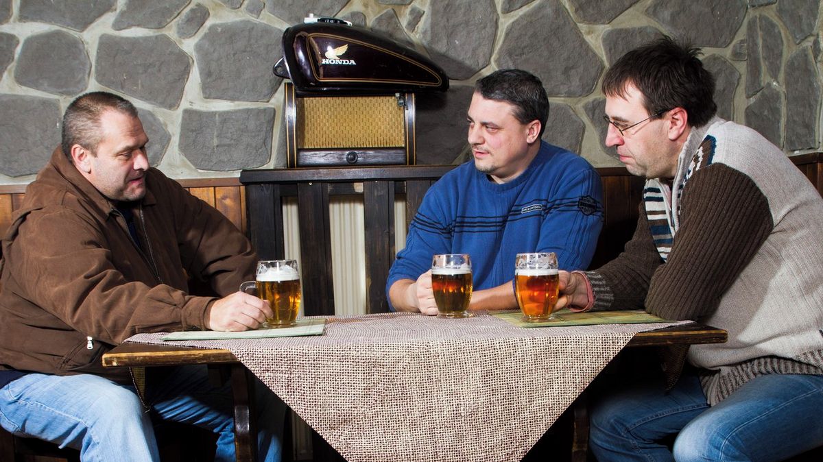 Muži mizí do hospod, ženy do kaváren. Piva Češi pijí méně, ale stále častěji o samotě