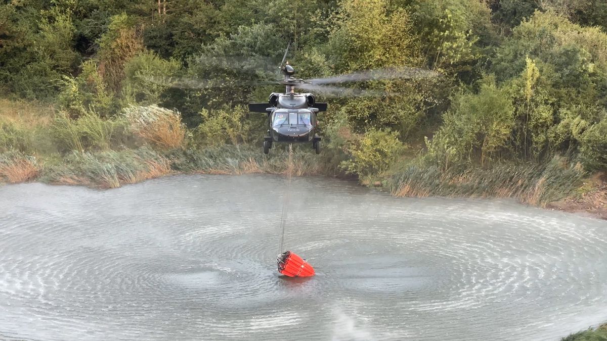 V Praze hořel les, pomáhal i vrtulník Black Hawk