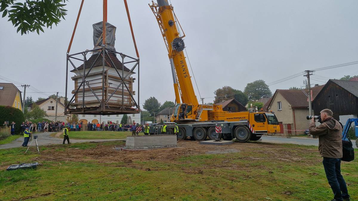 Na Vysočině přestěhovali s pomocí autojeřábu památnou zvonici, usadili ji na nový základ.