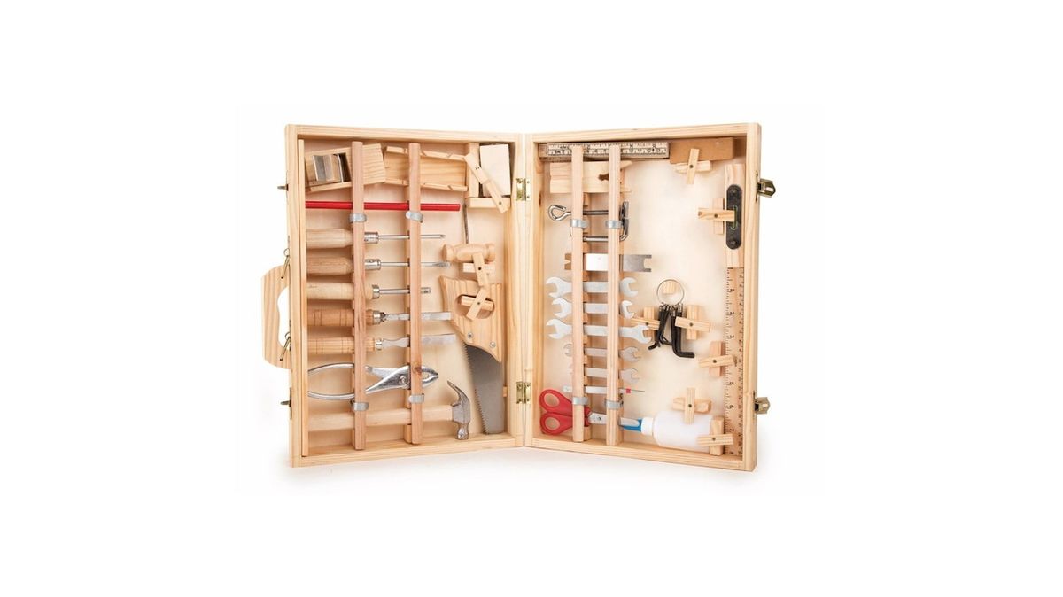 Dřevěný box s nářadím pro malé kutily Legler je vybaven 48 různými nástroji, které by se mu mohly hodit. Nechybí šroubovací klíč, pravítko s tesařskou tužkou, nástrčný klíč, kladivo ani pila, tedy vše, co řemeslník potřebuje, Bonami, 1359 Kč.