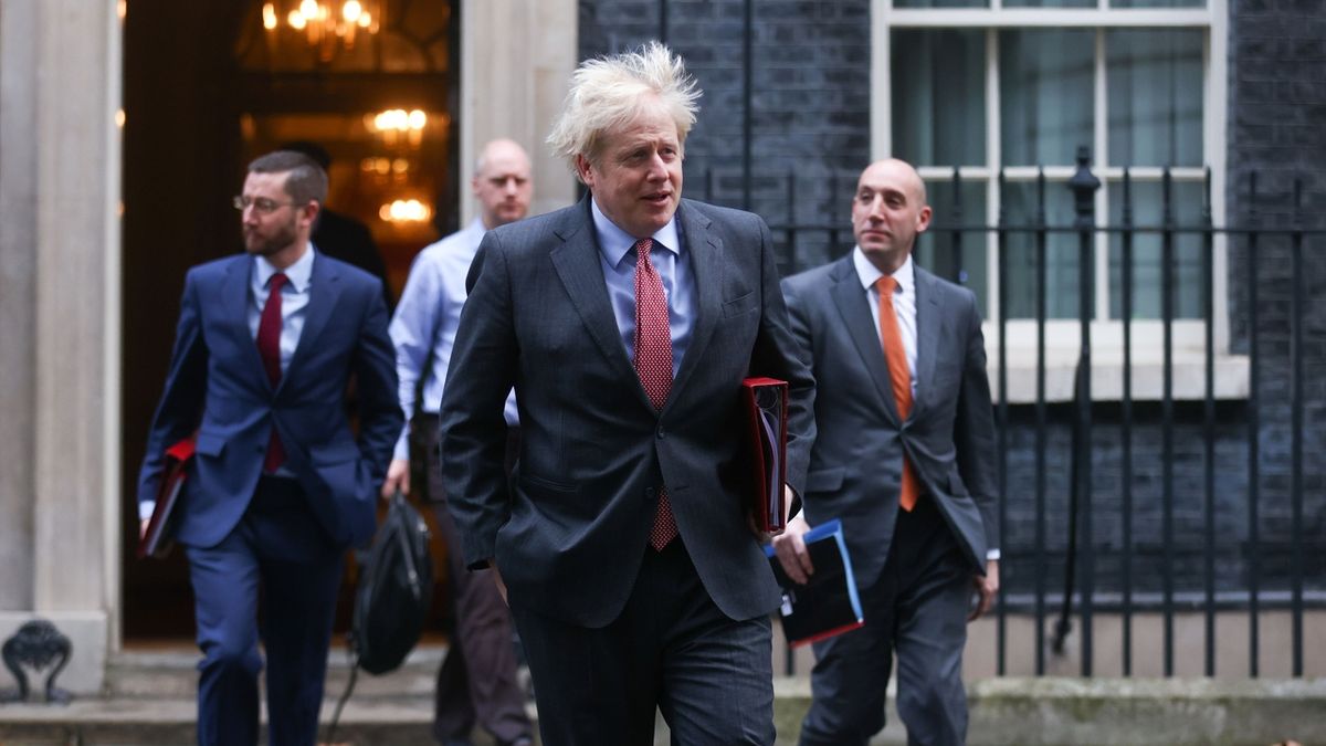 Britský premiér Boris Johnson před sídlem premiéra