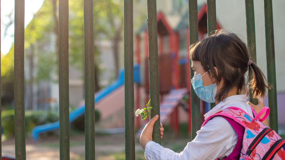 Rodiče v Avignonu už nesmí házet děti do školky přes plot